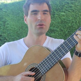 A thumbnail from the music video featuring me playing the guitar and singing. Une vignette du clip vidéo dans laquelle je joue de la guitare et chante.