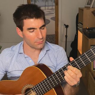 A thumbnail from the music video featuring me playing the guitar. Une vignette du clip vidéo dans laquelle je joue de la guitare.
