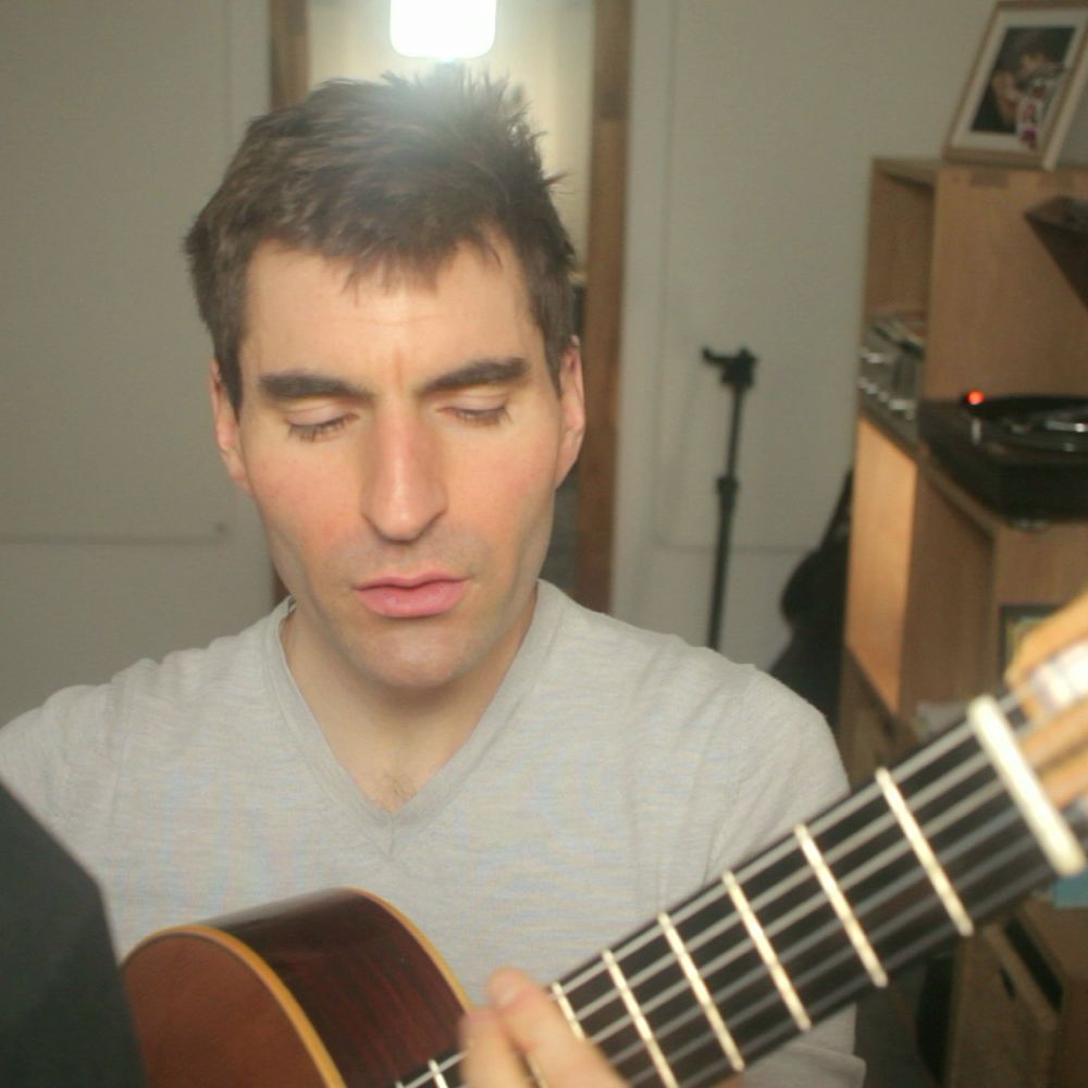A thumbnail from the music video featuring me playing the guitar and signing. Une vignette du clip vidéo dans laquelle je joue de la guitare et chante.