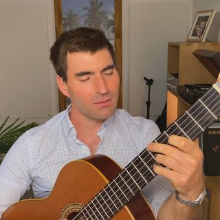 A thumbnail from the music video featuring me playing the guitar and signing. Une vignette du clip vidéo dans laquelle je joue de la guitare et chante.